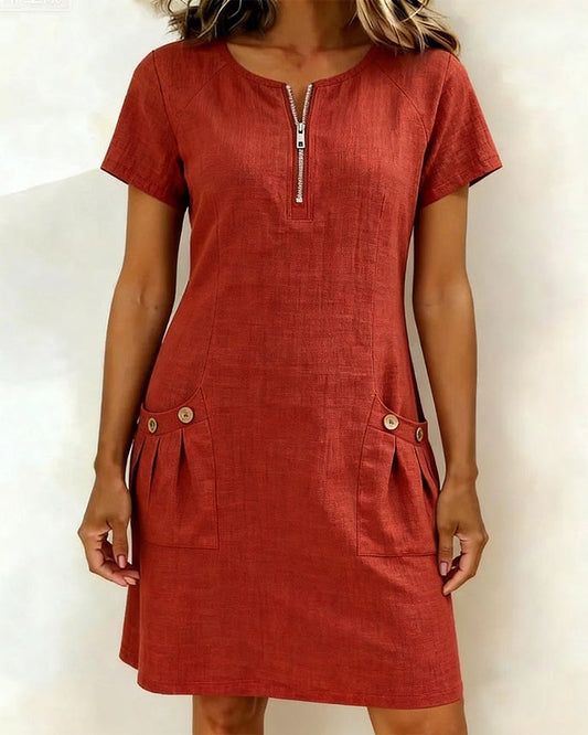 Vestido Carmen en lino — cuello dorado, bolsillos con botones de madera, A-line corto
