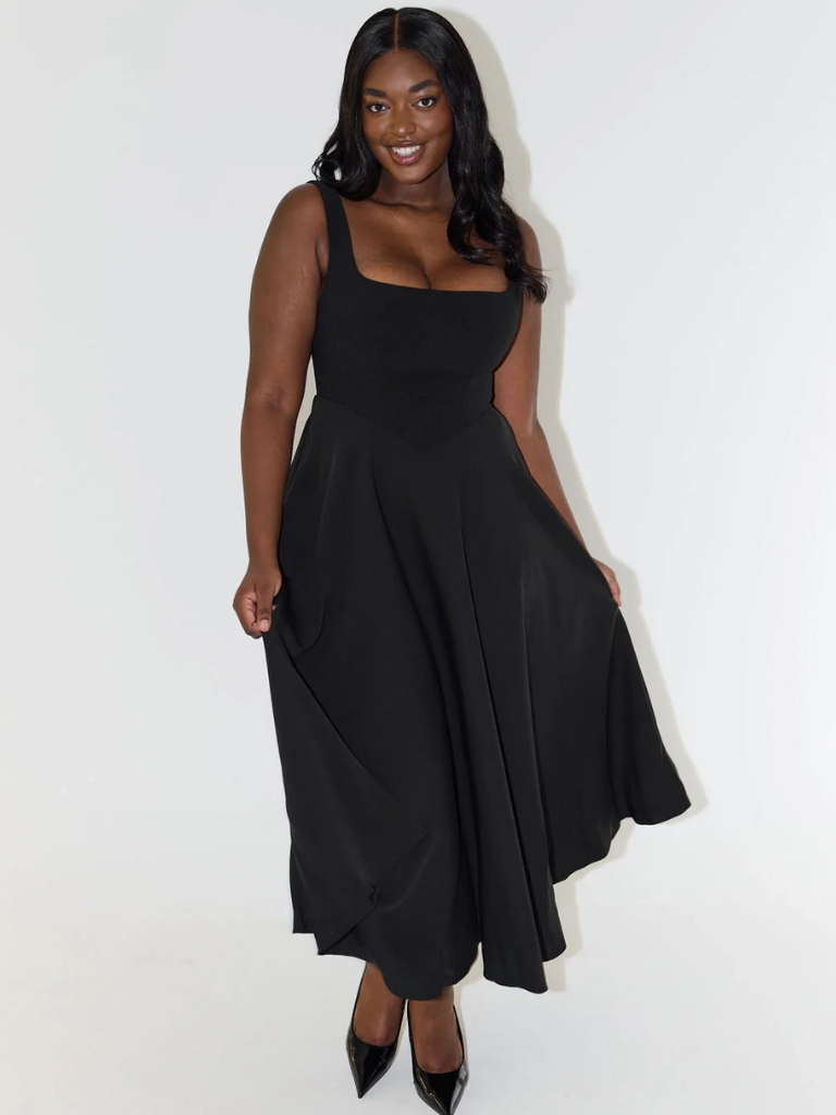 Vestido Maxi Paula negro — modelo curvy plano completo