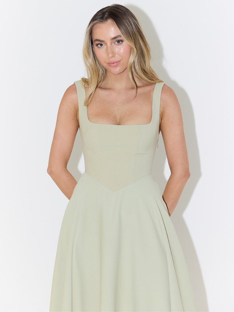 Vestido Maxi Paula salvia — detalle torso y cintura
